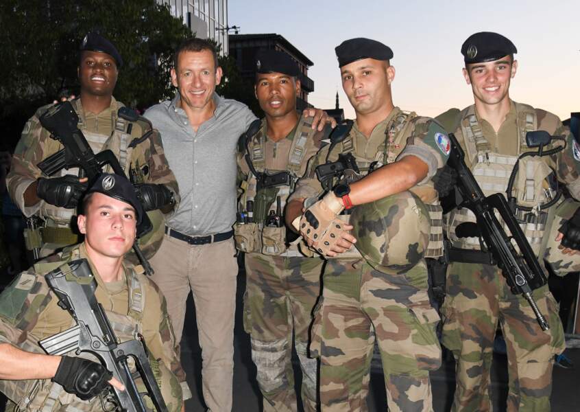 Dany Boon pose avec des militaires
