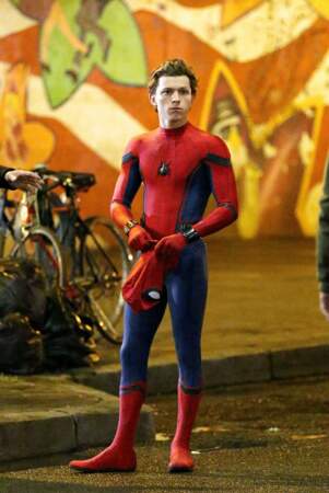 Tom Holland dans son costume de Spider-Man sur le tournage du film 