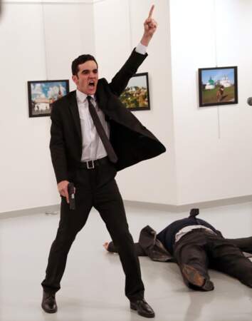 Mevlut Mert Altintas après avoir tiré sur l'ambassadeur russe en Turquie le 19 décembre. Premier prix du jury.
