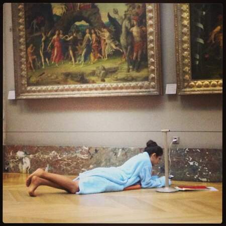 Géraldine Nakache est le genre de personne qui sait se mettre à l'aise. Même au Louvre !