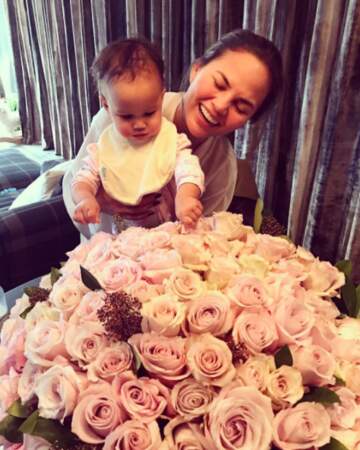 A qui étaient destinées ces roses ? Chrissy Teigen ou la petite Luna ? 
