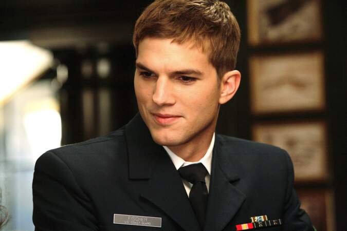 Ashton Kutcher porte si bien l'uniforme dans Coast Guards (2006)