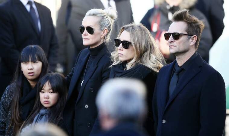 Læticia, Jade, Joy, David Hallyday et Laura Smet ont attendu le cercueil de l'artiste en bas des marches. 