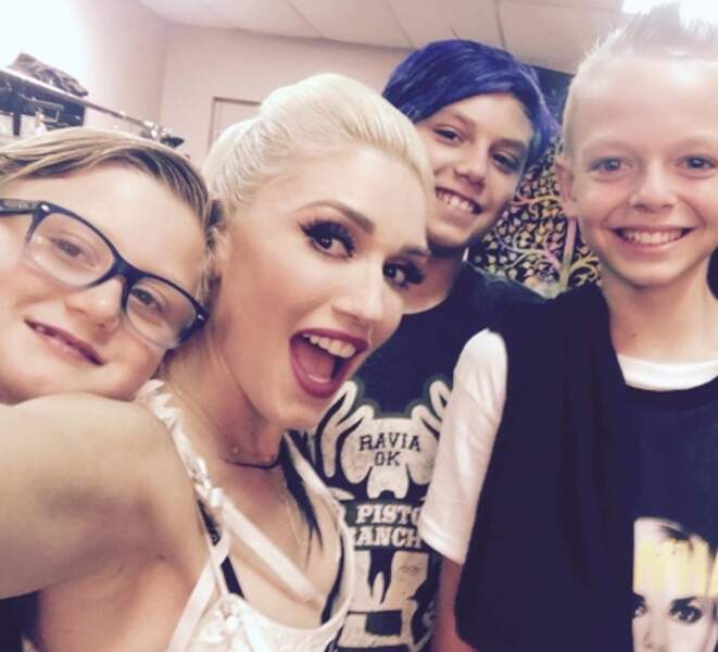 Gwen Stefani a posé avec ses fils et un fan (à droite), victime de harcèlement scolaire. 