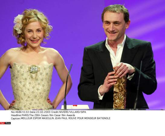 Il reçoit le César du Meilleur espoir masculin pour Monsieur Batignole des mains de Julie Depardieu (2003)