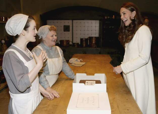 Kate Middleton, enceinte de huit mois, a pris le temps de discuter avec le casting de la série anglaise