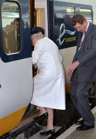 La reine Elisabeth II monte dans le train pour fêter en France le 70e anniversaire du Débarquement
