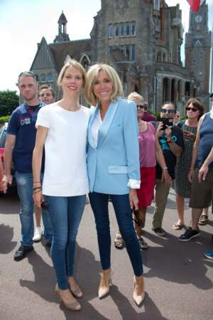 Vêtue d'un jean slim, d'une veste bleu clair et d'escarpins, Brigitte Macron a adopté un look entre chic et détente