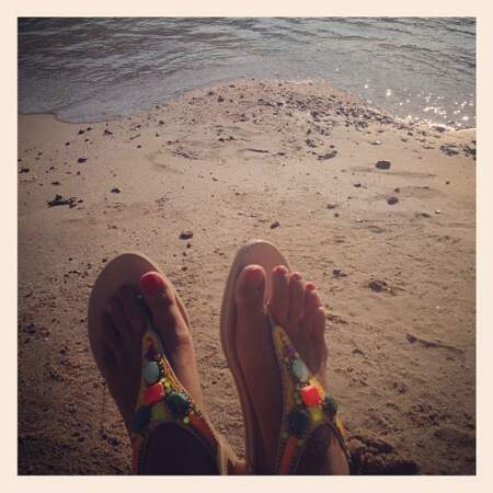Autre version du selfie de vacances avec les pieds de Malika Ménard
