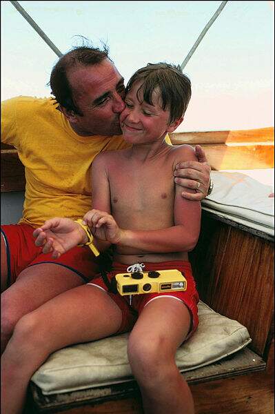 Claude Brasseur et son fils Alexandre en vacances aux Seychelles en avril 1981