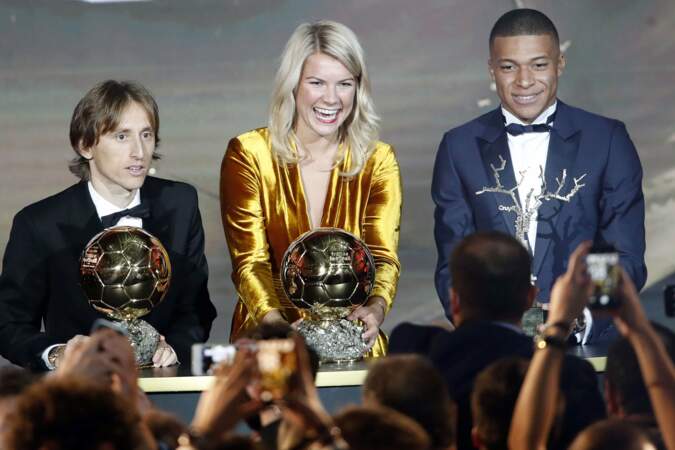 Les trois lauréats : Luka Modric (Ballon d'or), Ada Hegerber (Ballon d'or féminin), Kylian Mbappé (trophée Kopa)