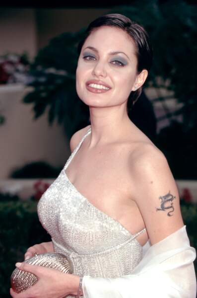 Dans les années 1990, Angélina se découvre une passion pour les tatouages. Le dragon va contribuer à sa célébrité.