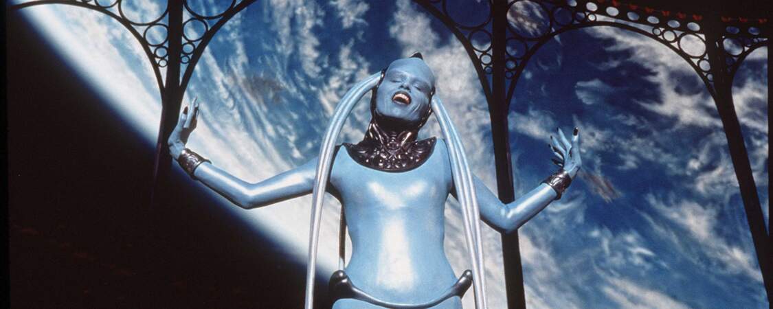 En 1997, Jean-Paul Gaultier réalise les costumes du Cinquième élément de Luc Besson.