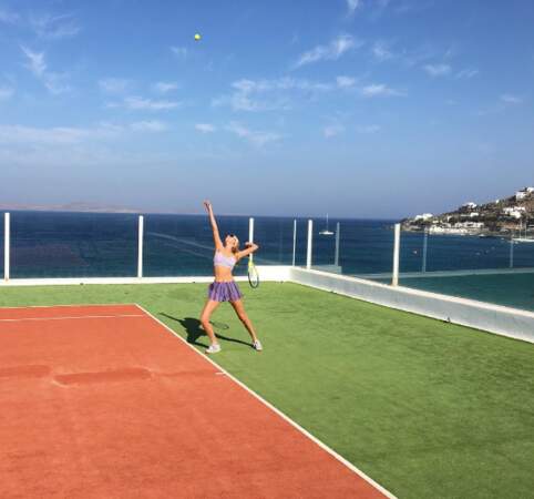 La top-model Toni Garrn a fait un tennis à Mykonos...