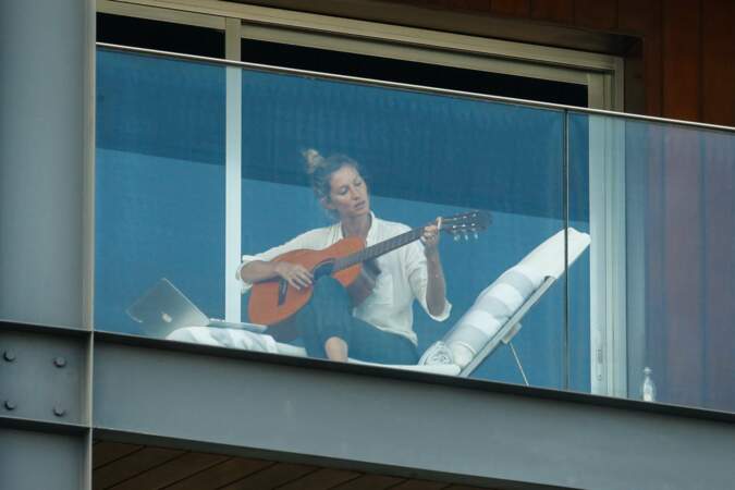 Gisele Bundchen a préféré la guitare dans sa chambre d'hôtel de Rio
