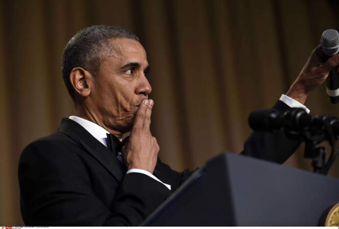 Lors du dîner des correspondants en 2016, Barack Obama tente le "mic drop" et lâche son micro