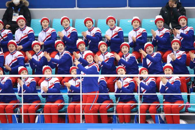 Il était difficile de rater les pom-pom girls nord-coréennes et leurs applaudissements simultanés 