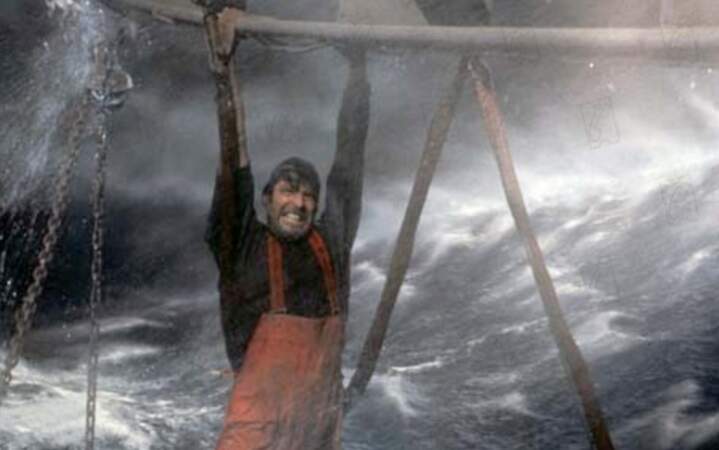 George Clooney face aux flots en furie dans En pleine tempête (2000).