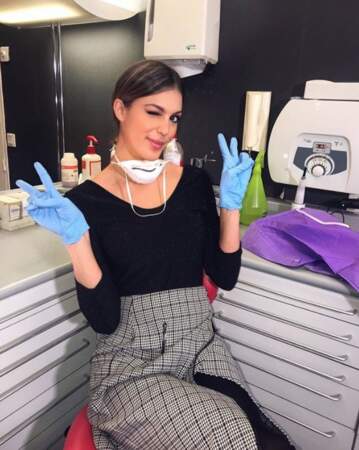 Iris Mittenaere était bien la seule à être heureuse en traînant dans un cabinet de dentiste. 