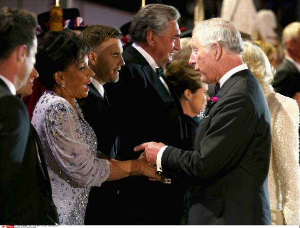Le prince Charles, lui, a serré la main de la chanteuse Shirley Bassey
