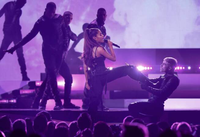 Ariana Grande mène les hommes... du bout des pieds 