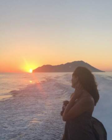 Eva Longoria porte un regard nostalgique sur les derniers rayons du soleil...  