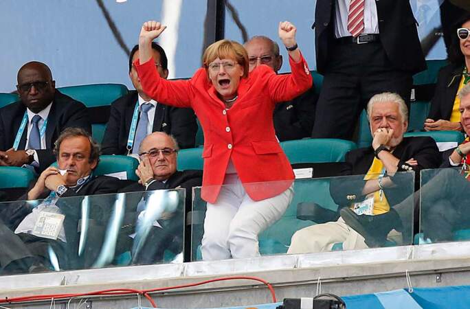 Angela Merkel est à fond derrière l'Allemagne ! Et ça marche, vu que l'équipe a terrassé le Portugal ! 