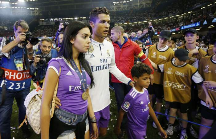 Cristiano Ronaldo aussi : sa petite amie et son fils l'ont rejoint sur la pelouse de Cardiff