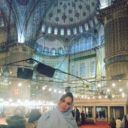 Elle aime visiter des lieux inconnus, comme ici la Mosquée bleue.