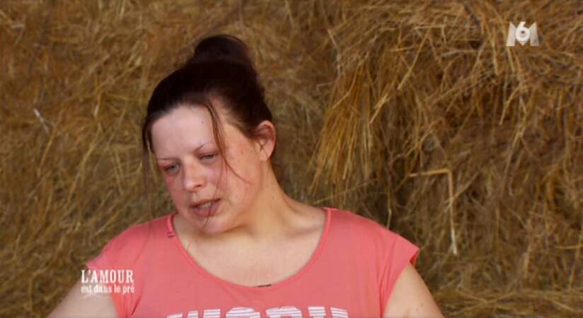 Christelle est en train de chercher ses sourcils dans la grange.