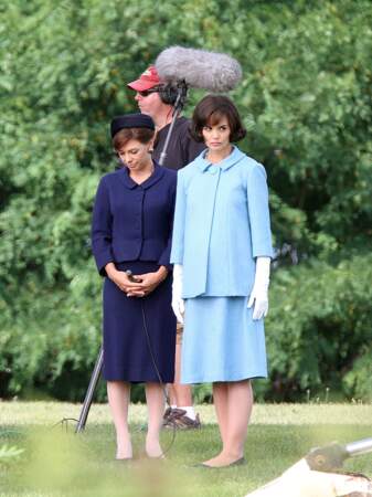 Lorsque Katie Holmes interprète Jacky lors du téléfilm "The Kennedys", elle est évidemment habillée Courrèges