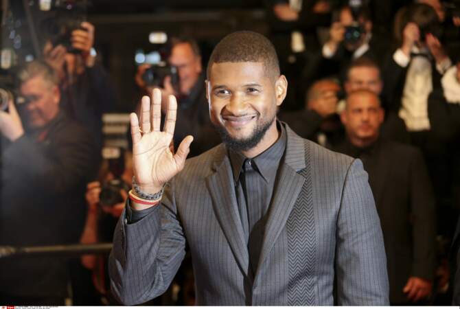 Usher, tout sourire et visiblement à son aise sur tapis rouge