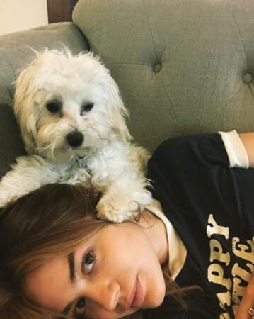 Lucy Hale s'est allongée sur les genoux de son chien. 