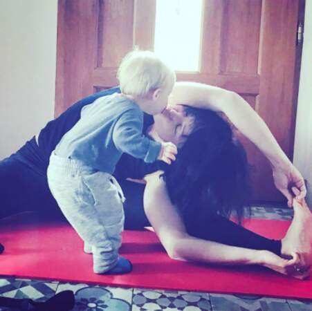 Tout aussi chou : Bixente, le fils de Natasha St-Pier, adore quand sa maman fait du yoga. 