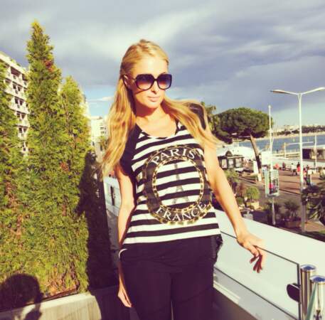 Paris Hilton, son t-shirt prouve au moins une chose : Elle n'est pas très douée en géographie