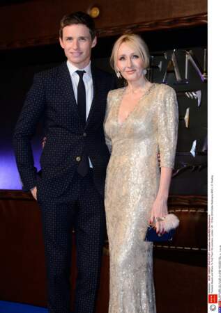 Eddie Redmayne, très classe en costume bleu nuit, a posé avec J. K. Rowling, qui brillait de mille feux