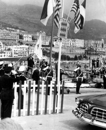 Le 12 avril 1956, Grace Kelly débarque enfin dans le pays de son prince Rainier, venu l'attendre…