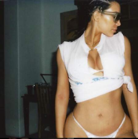 Kim Kardashian a montré la ficelle de son string 