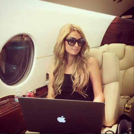 Dans l'avion, Paris est une vraie femme d'affaires !
