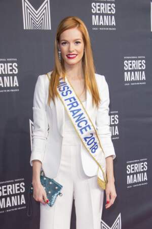 Maeva Coucke est venue avec son écharpe de Miss France 2018…