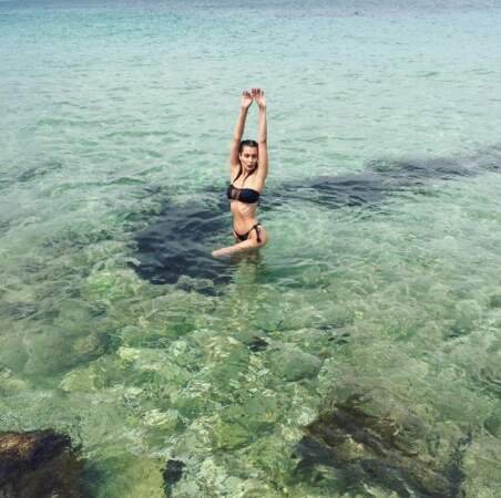 Bella Hadid dans la mer au sud de l'Italie. 