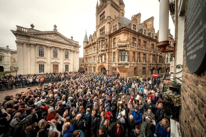 Des milliers de personnes se pressaient aux abords de l'église St Mary the Great de l'Université de Cambridge