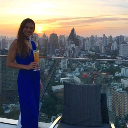 L'ex-Miss France contemple le magnifique coucher de soleil depuis les toits
