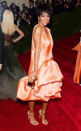 Solange Knowles a osé le rose saumon et la robe bouffante. Et ça marche ! 