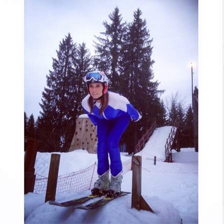 Pendant ce temps là, Laury Thilleman s'essaye au saut à ski. Et elle arrive à être toujours sexy. Mais comment ? 
