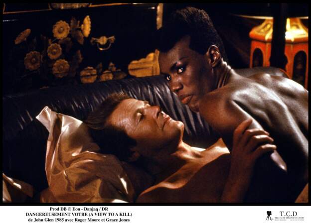 C'est chaud entre Roger Moore et Grace Jones dans Dangereusement vôtre (1985) !
