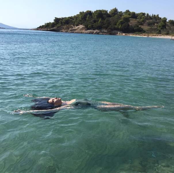 Lily Aldridge profite du calme de la Grèce. 