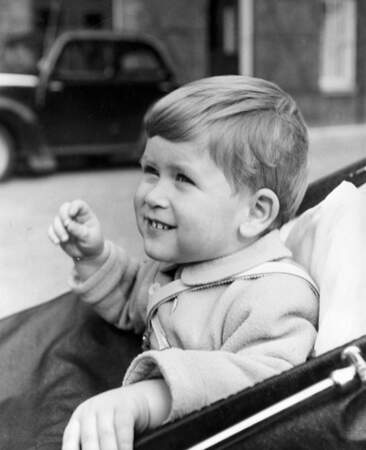 Dans son landau à 2 ans, Charles, prince de Galles et héritier de la couronne est né le 14 novembre 1948 
