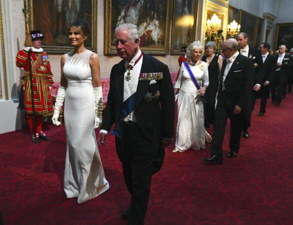 Le prince Charles sert de chevalier servant à la First Lady
