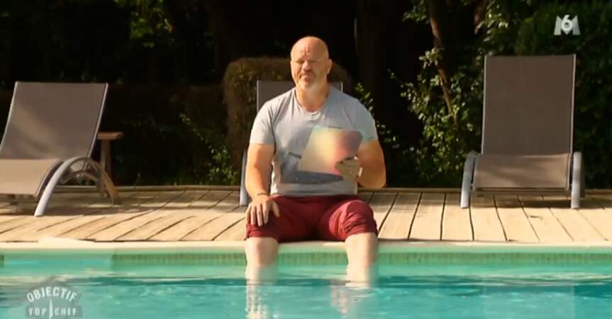 Look détente pour Philippe Etchebest, au bord de la piscine